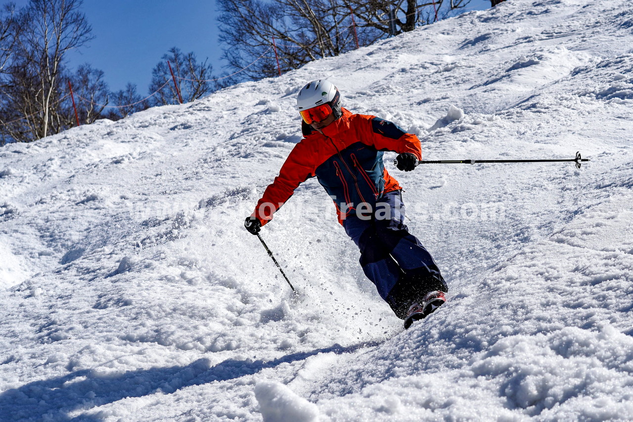 札幌国際スキー場 Mt.石井スポーツ ISHII SKI ACADEMY 校長・斉藤人之さんによる『斉藤塾』開講。本日のテーマは、「春雪！コブからスキーのたわみを楽しむ！！」(^^)v